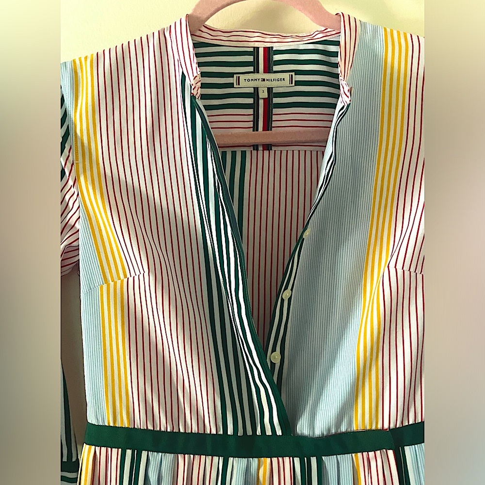 Dress size 2-4 (small), is Tommy Hilfiger. I just used one time.
